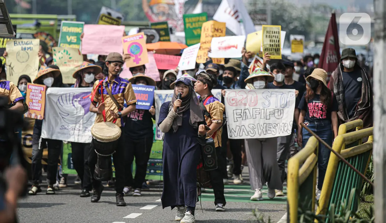 Puluhan anak muda menggelar longmarch sepanjang jalan Pemuda, Jakarta, Kamis (21/7/2022). Aksi yang bertemakan Youth20ccupy: Voice of the Future tersebut dilakukan untuk menyuarakan permasalahan pengerusakan lingkungan yang berakibat krisis pangan serta menghambat pertumbuhan ekonomi. (Liputan6.com/Faizal Fanani)