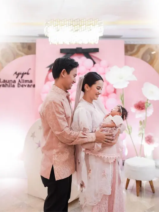 <p>Pendiri Ruangguru Belva Devara dan sang istri Sabrina Anggraini baru saja menyambut anak pertama mereka. Menyelenggarakan acara Tasyakuran Aqiqah, keduanya tampil kompak dan manis bersama dalam nuansa serba pink. [Foto: Instagram/sabrinaanggraini]</p>