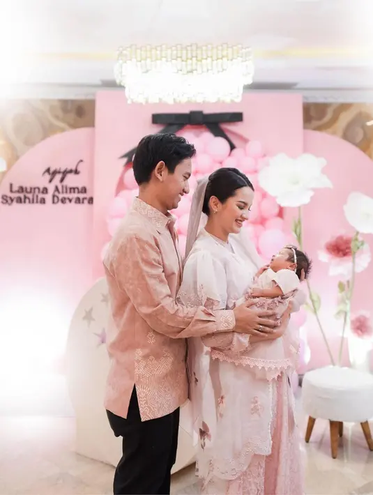 <p>Pendiri Ruangguru Belva Devara dan sang istri Sabrina Anggraini baru saja menyambut anak pertama mereka. Menyelenggarakan acara Tasyakuran Aqiqah, keduanya tampil kompak dan manis bersama dalam nuansa serba pink. [Foto: Instagram/sabrinaanggraini]</p>
