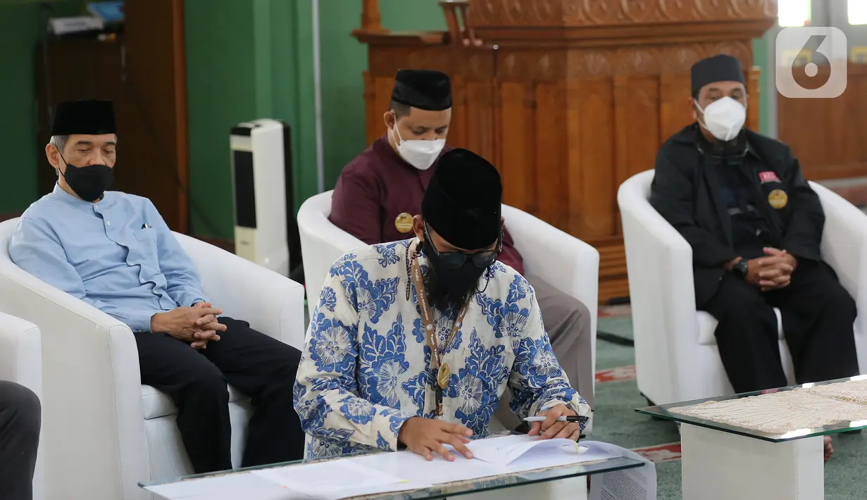 Co Founders the Rabbaanians Izzah, Dani Prayoga menandatangani kerjasama antara Yayasan Pesantren Islam (YPI) Al Azhar bersama the Rabbaanians di Masjid Agung Al Azhar, Jakarta, Minggu (17/4/2022). Kerjasama ini dalam rangka memajukan perekonomian umat sesuai syariat. (Liputan6.com/Fery Pradolo)