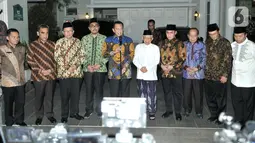 Ketua MPR Bambang Soesatyo (kelima kiri) didampingi Pimpinan MPR lainnya memberi keterangan usai menggelar pertemuan dengan Wakil Presiden terpilih Ma'ruf Amin (kelima kanan) di Jalan Situbondo, Jakarta, Selasa (15/10/2019). (merdeka.com/Iqbal Nugroho)