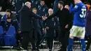 Bertamu ke markas Everton, Setan Merah menang dengan skor tipis 0-1. Tampak dalam foto, manajer Everton asal Skotlandia, David Moyes (kiri), berjabat tangan dengan pelatih sementara Manchester United asal Inggris, Michael Carrick, setelah pertandingan pekan ke-27 Liga Primer Inggris 2025/2026 di Stadion Hill Dickinson, Liverpool, barat laut Inggris, Senin 23 Februari 2026 waktu setempat atau Selasa 24 Februari 2026 dini hari WIB. (Paul ELLIS/AFP)