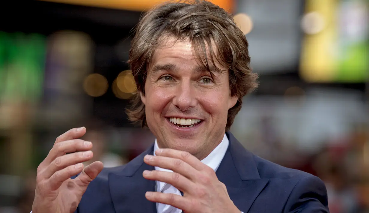 Senyum sumringah aktor Hollywood, Tom Cruise saat acara pemutaran perdana film "Mission Impossible : Rogue Nation" di New York, AS, Senin  (27/7/ 2015). Film ini tayang secara serentak di bioskop pada 25 Desember mendatang. (REUTERS/Brendan McDermid)