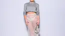 Begitu juga tampilan Florence Pugh di show Valentino Paris Fashion Week. Dengan rok transparan yang memperlihatkan undewear.