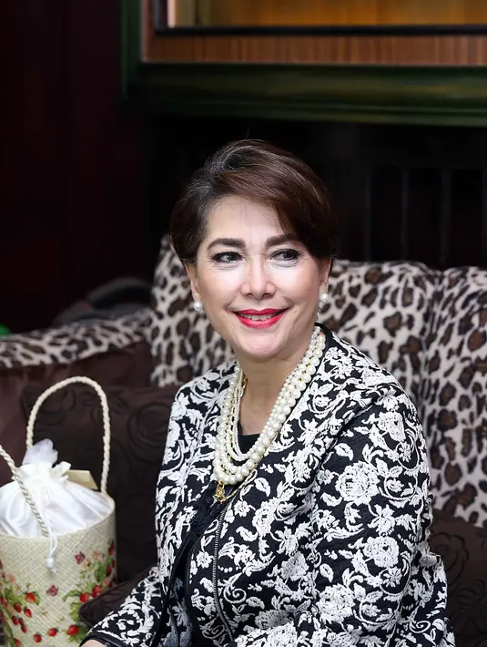 Tak hanya itu, bukan kali ini saja semenjak ditinggal suami untuk kembali ke pangkuan Yang Maha Kuasa, Sophan Sophiaan untuk selama-lamanya, Widyawati senantiasa merasa kesepian dan kurang ketika merayakan hari ulang tahunnya. (Nurwahyunan/Bintang.com)