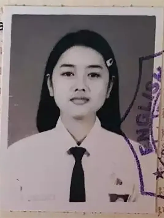 Penyanyi jebolan KDI, Selfi Nafilah atau juga disebut Selfi KDI saat masa sekolah. Banyak yang memuji penampilannya cantik sejak dulu. [Instagram/@selfinafilah]