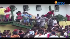 Program mudik natal gratis di Pelabuhan Yos Sudarso, Ambon, yang diadakan Pemda Maluku kisruh karena banyaknya peminat.