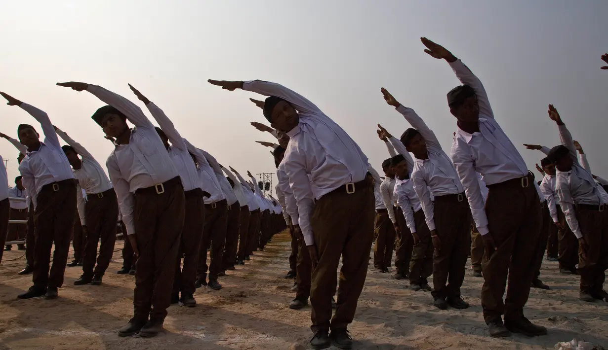 Sukarelawan nasionalis Hindu Rashtriya Swayamsevak Sangh (RSS) melakukan yoga bersama dalam sebuah demonstrasi publik massal di Gauhati, India (21/1). (AP Photo / Anupam Nath)