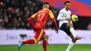 Bek Inggris, Trent Alexander-Arnold berusaha mengontrol bola dari kawalan pemain Montenegro pada pertandingan Grup A Kualifikasi Piala Eropa 2020 di Stadion Wembley di London (14/11/2019). Inggris menang telak 7-0 atas Montenegro. (AFP/Glyn Kirk)