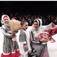 Bersama kedua anaknya, Ariannha Amora Lemos dan Kellen Alexander Lemos, Krisdayanti tampil dalam peragaan busana di ajang Indonesia Fashion Week 2016. (Instagram/@krisdayantilemos).
