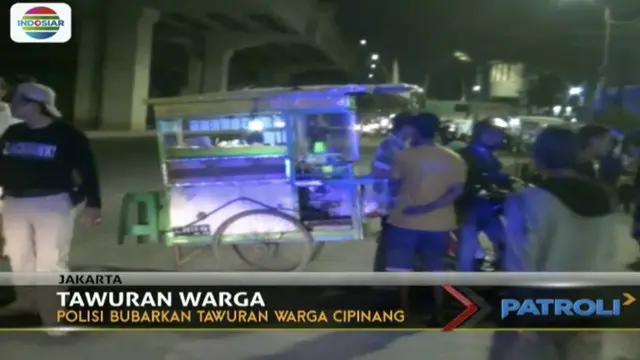 Polisi membubarkan tawuran antar warga di kawasan Cipinang Muara, Jatinegara, Jakarta Timur. Polisi berhasil mengamankan seorang pemuda yang diduga provokator.  Seperti ditayangkan Patroli Indosiar, Senin (8/1/2018), anggota kepolisian Satuan Gerak C...