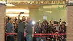 Legenda Liverpool,  Patrik Berger, Gary McAllister melakukan foto selfie saat hadir pada acara LFC World di Mal Taman Angrek, Jakarta (08/03/2018). (Bola.com/Nick Hanoatubun)