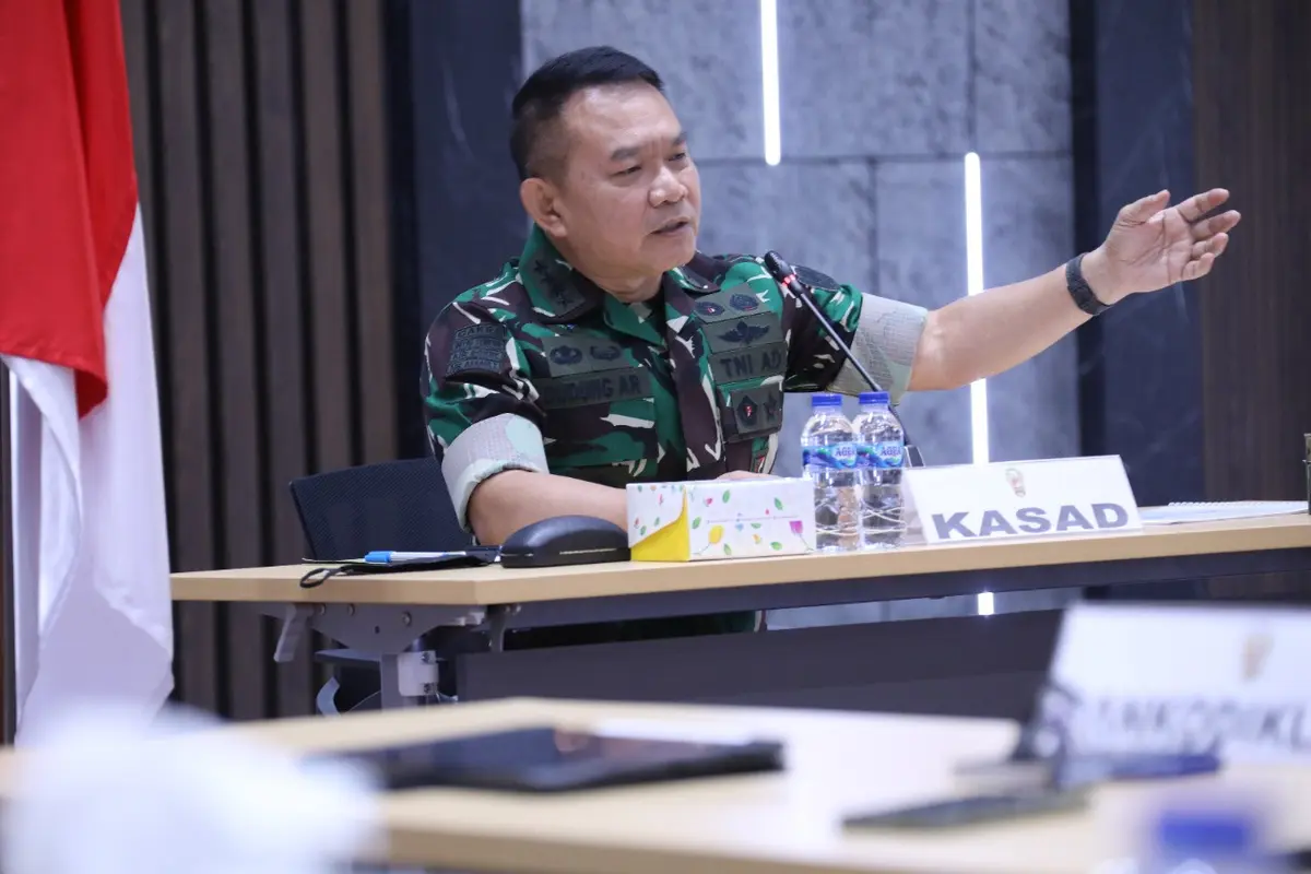 Kepala Staf Angkatan Darat (KSAD) Jenderal TNI Dudung Abdurachman memberikan pengarahan kepada para Perwira Tinggi (Pati) dan Perwira Menengah (Pamen) TNI Angkatan Darat (AD).
