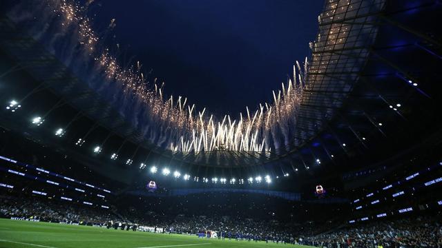 Kembang api meledak di atas Stadion Tottenham Hotspur