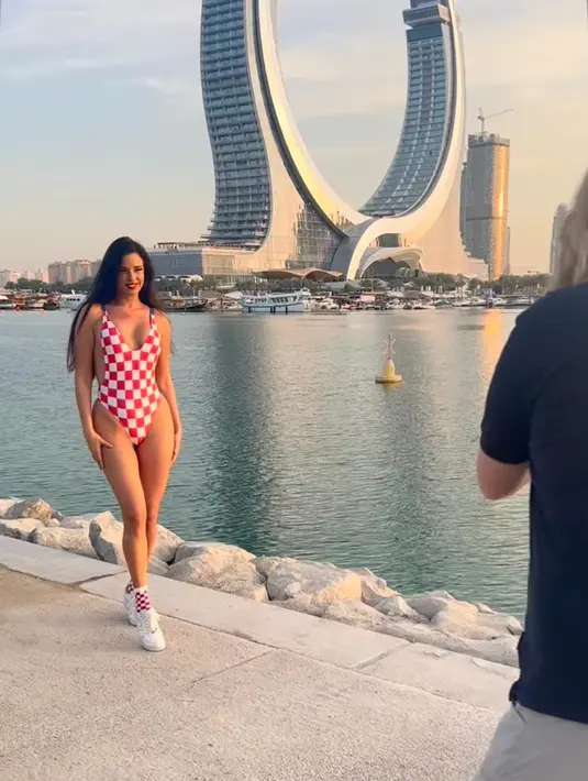 Aksi Ivana itu menuai kecaman dari warga lokal. Banyak yang menganggapnya tidak menghormati budaya negara lain hingga memperingatinya ancaman hukuman berat dan deportasi. @knolldoll.