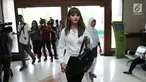 Pemain sinetron Kirana Larasati berjalan menuju ruang sidang di Pengadilan Agama Jakarta Selatan, Kamis (15/06). Kirana menghadiri sidang cerai ke 2 dengan agenda pembacaan materi gugatan. (Liputan6.com/Herman Zakharia)