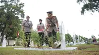 Kapolda Riau Irjen Mohammad Iqbal melakukan tabur bunga menjelang Hari Bhayangkara di Taman Makam Pahlawan Kusuma Dharma Pekanbaru. (Liputan6.com/M Syukur)