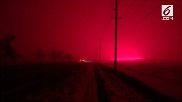 Penduduk Ontario, Kanada dikejutkan dengan munculnya cahaya warna merah di langit. Diduga cahaya tersebut berasal dari rumah kaca yang menggunakan lampu LED.