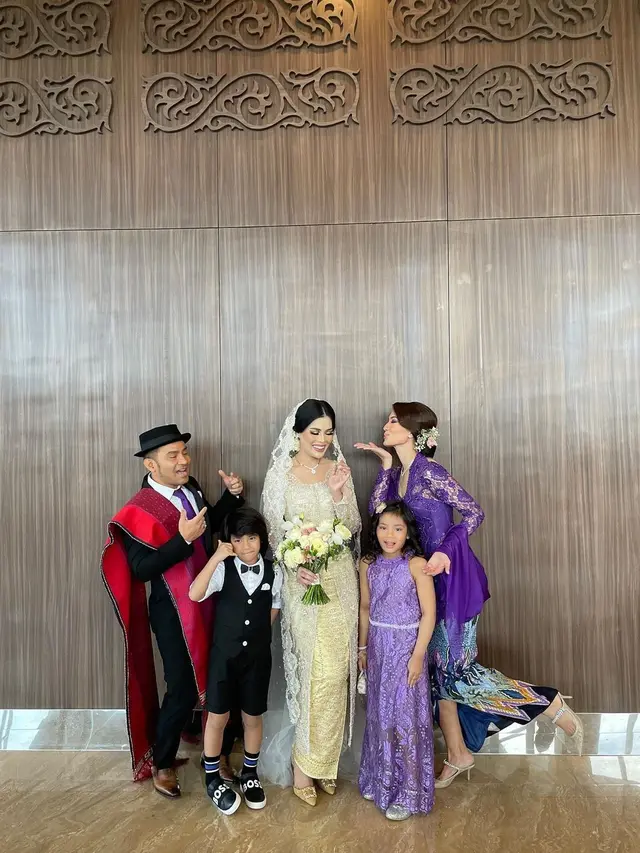 6 Pesona Duma Riris saat Pakai Kebaya, Tampil Menawan