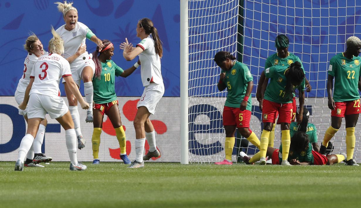 Steph Houghton ( ketiga dari kiri ) merayakan gol pertama Inggris yang dicetaknya ke gawang Kamerun. Steph Houghton yang berposisi sebagai bek tengah adalah kapten Manchester City.  ( AP/Michel Spingler )