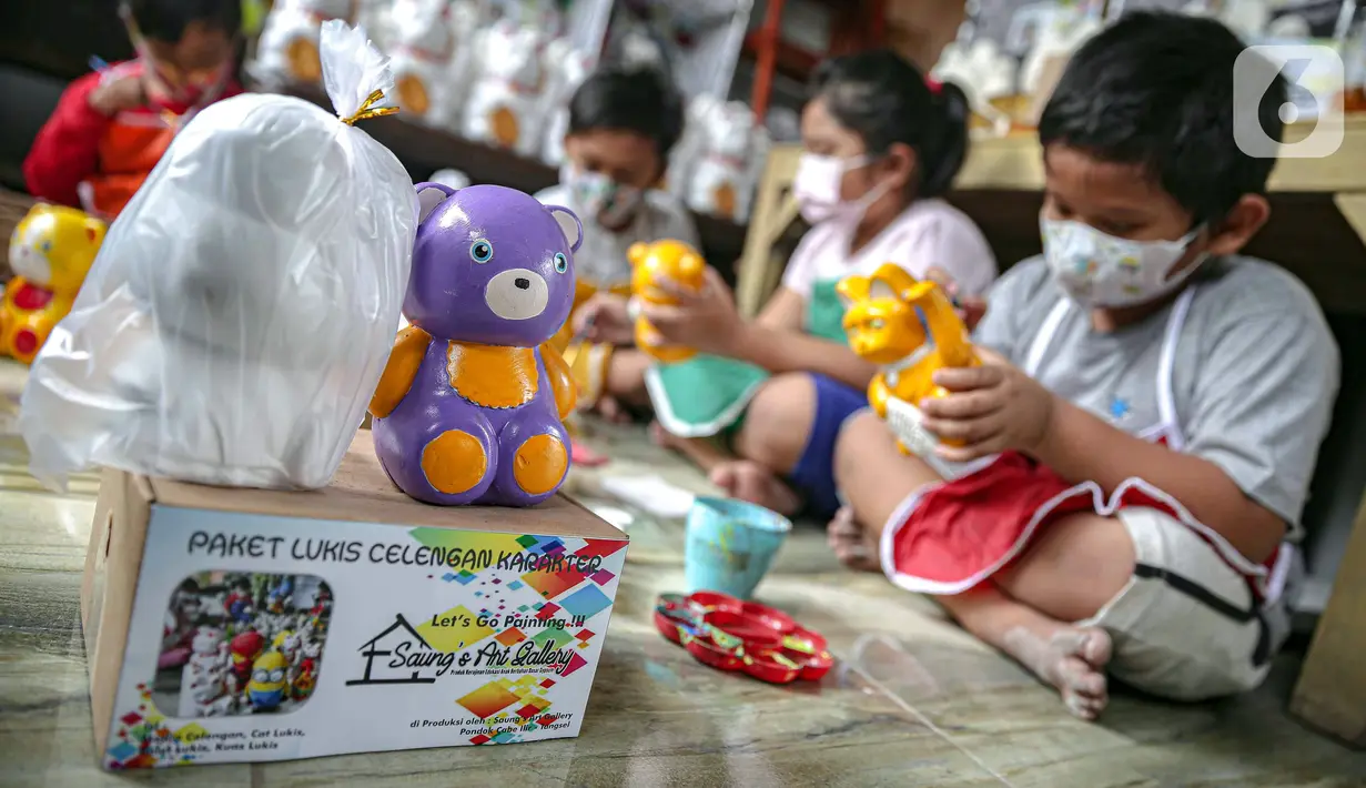 Paket lukis celengan karakter terlihat di Saung Art Gallery, Pondok Cabe, Tangerang Selatan, Banten, Kamis (6/1/2022). Selain menjadi sarana edukasi, boneka berbahan gipsum yang dapat digunakan sebagai celengan ini dijual dengan harga Rp 20 ribu-Rp 40 ribu per buah. (Liputan6.com/Faizal Fanani)