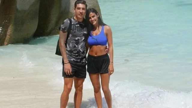 Bek Arsenal, Hector Bellerin bersama bintang Bollywood Esha Gupta