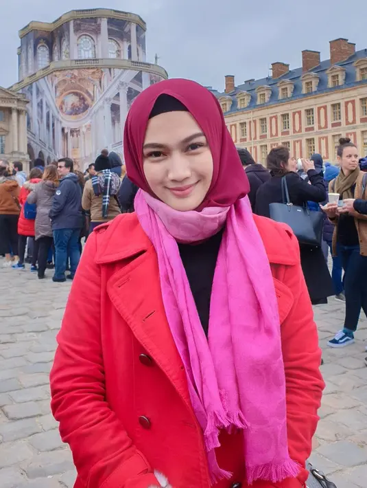 Padukan warna merah berbeda untuk coat, syal dan hijab, OOTD Melody Laksani ini menarik. Meski tabrak warna dari warna tua ke muda, Melody Laksani pandai memadukannya agar cantik dan enak dipandang. Pakai outfit warna merah, penyanyi kelahiran 24 Maret 1992 ini tampil cerah dan lebih berani. (Liputan6.com/IG/@melodylaksani92)