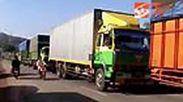 Antrean Truk Hingga ke Ruas Tol