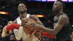 Pemain Miami Heat, Dwyane Wade (tengah) berebut bola dengan dua pemain Chicago Bulls pada laga NBA basketball game, di American Airlines Arena, Miami, (29/3/2018). Heat menang 103-92. (AP/Joel Auerbach)