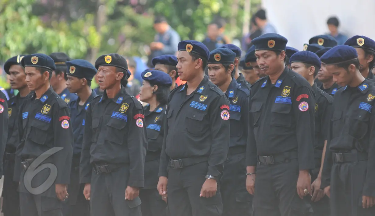Anggota Garda Pemuda NasDem ketika menggelar apel siaga memperingati Hari Lahir Pancasila di Tugu Proklamasi, Jakarta, Senin (1/6/2015). Apel yang dipimpin oleh Ketua DPP Victor Laiskodat tersebut diikuti ratusan anggota. (Liputan6.com/Herman Zakharia)