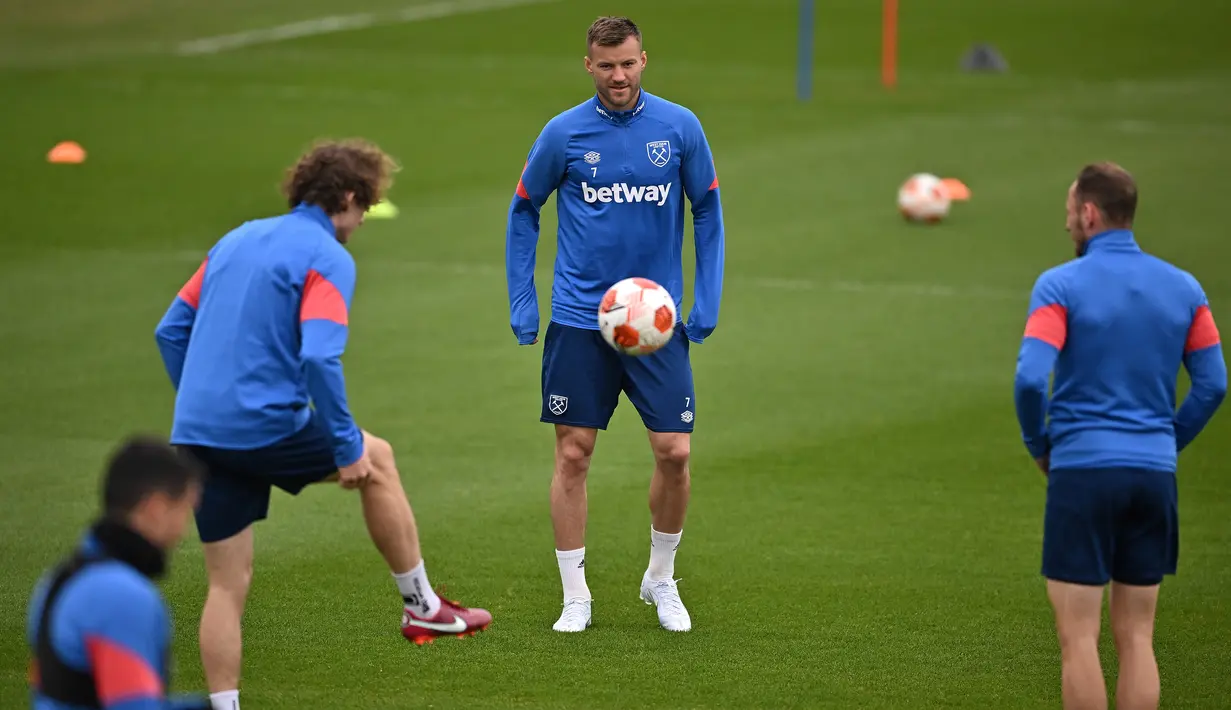 <p>Striker West Ham United Andriy Yarmolenko (tengah) menghadiri sesi latihan menjelang duel leg I semifinal Liga Europa 2021/2022, di tempat latihan West Ham United di London timur, Rabu (27/4/2022). West Ham menjamu Eintracht Frankfurt di London Stadium pada Jumat, 29 April dini hari. Kedua kesebelasan mengincar tiket ke Liga Champions musim depan. (Ben Stansall / AFP)</p>
