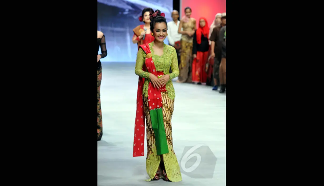 Aktris Julia Perez memperagakan koleksi terbaru desainer Anne Avantie yang bertema “Pasar Klewer Riwayatmoe Kini” pada ajang Indonesia Fashion Week 2015 di JCC Senayan, Jakarta, Minggu (1/3). (Liputan6.com/Panji Diksana)