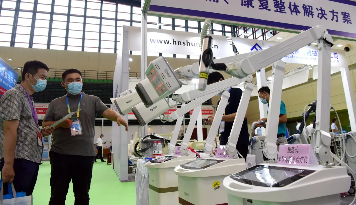Orang-orang mengunjungi pameran peralatan medis di Zhengzhou, Provinsi Henan, China tengah (4/8/2020). Pameran yang berlangsung selama tiga hari itu digelar di Zhengzhou pada Selasa (4/8) dan diikuti oleh lebih dari 1.000 peserta dari seantero China. (Xinhua/Zhu Xiang)