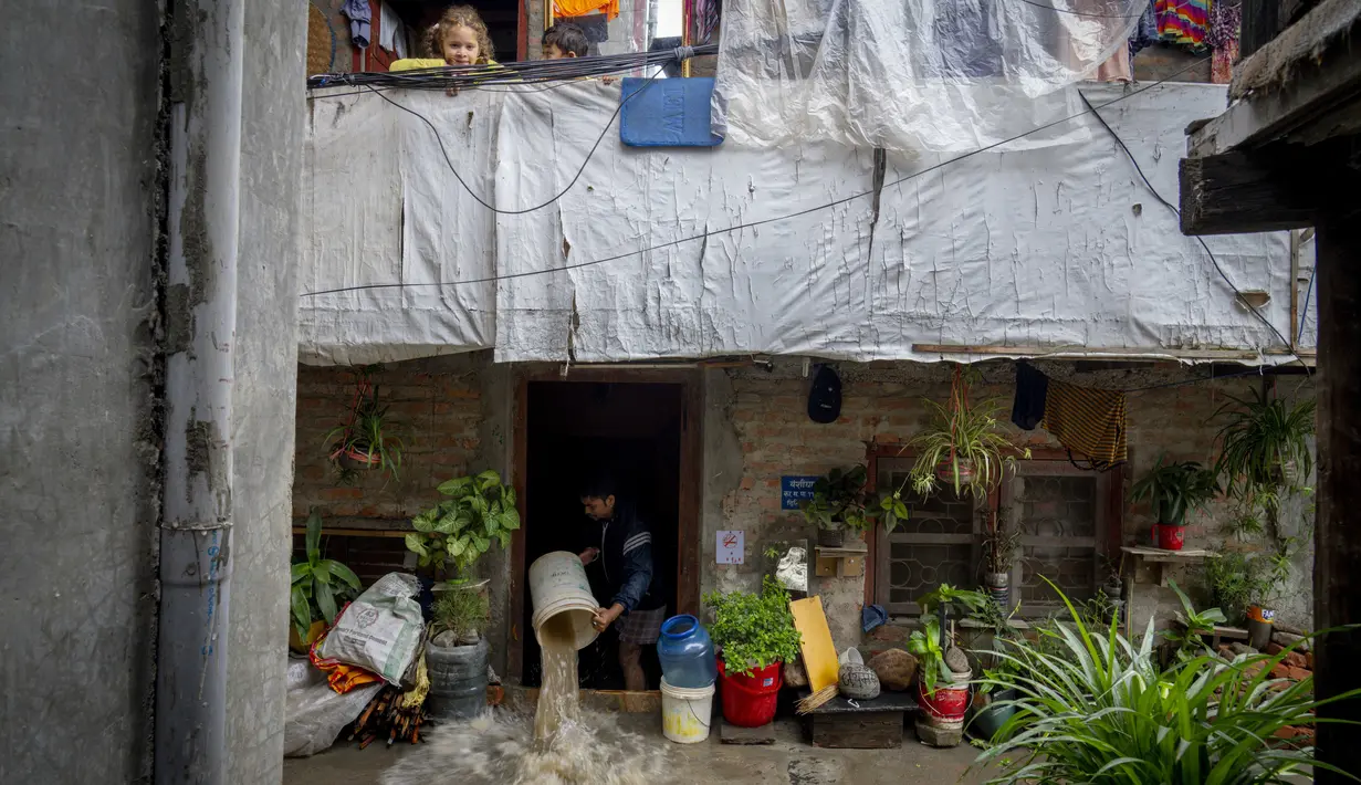 Kathmandu Valley mengalami curah hujan yang lebat, menyebabkan banjir di sungai dan anak sungai. (AP Photo/Niranjan Shrestha)