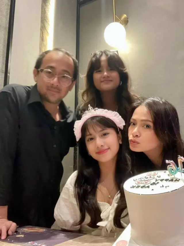 Potret keluarga Ersa Mayori (Sumber: Instagram/ersamayori)