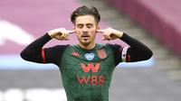Pemain Aston Villa, Jack Grealish, melakukan selebrasi usai mencetak gol ke gawang West Ham United pada laga Premier League di Stadion London, Minggu (26/7/2020). Kedua tim bermain imbang 1-1. (Andy Rain/Pool via AP)