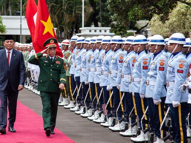 Menteri Pertahanan Republik Indonesia, Sjafrie Sjamsoeddin (tengah) bersama Menteri Pertahanan Nasional Vietnam Phan Van Gang (kanan) memeriksa pasukan jajar kehormatan di Kementerian Pertahanan di Jakarta pada Senin, 10 Maret 2025. (Aditya Irawan/AFP)