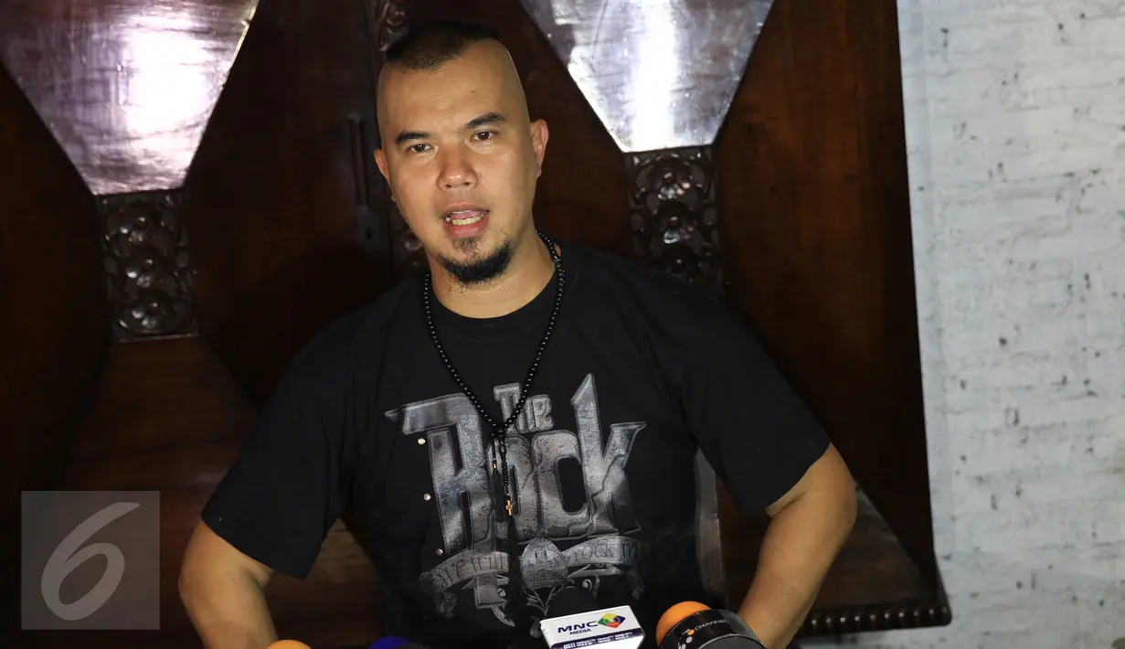 Ahmad Dhani menggelar konferensi pers di kawasan Pondok Indah, Jakarta, Selasa (5/1/2016). Dhani membantah anggapan orang bahwa Mulan Jameela dituduh sebagai perebut suami orang. (Liputan6.com/Herman Zakharia)