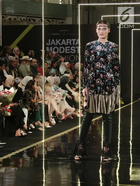 Model membawakan busana rancangan Markamarie saat Jakarta Modest Fashion Week di Gandaria City, Jakarta, Minggu (29/7). (Liputan6.com/Herman Zakharia)