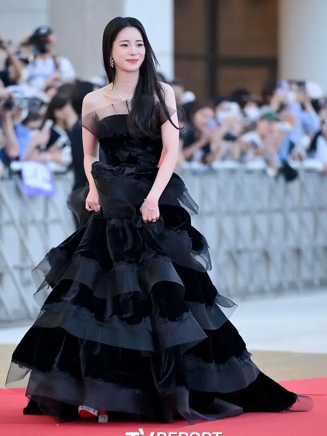 Parade Busana Disney Princess dari Yoona SNSD, Song Hye Kyo hingga Bae Suzy di Blue Dragon Series Award