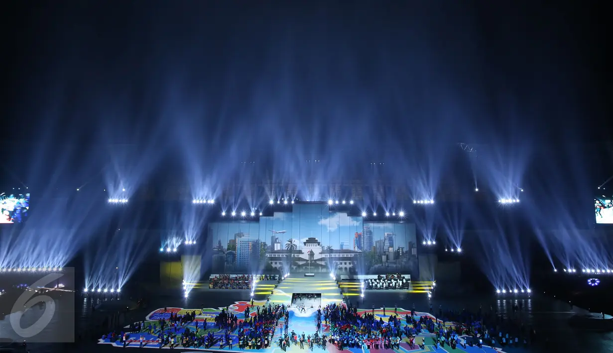 Grafis bergambar ikon Kota Bandung mewarnai kemeriahan penutupan PON XIX 2016 di Stadion Gelora Bandung Lautan Api, Kamis (29/9). Selanjutnya PON XX akan diselenggarakan di Provinsi Papua pada 2020 mendatang. (Liputan6.com/Helmi Fithriansyah)