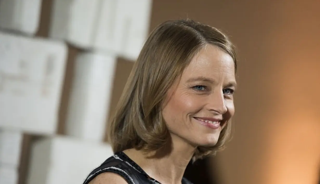 Ibu Jodie Foster adalah seorang lesbian. Ia membesarkan Jodie dengan bantuan kekasihnya yang dianggap Jodie sebagai tantenya. (Valerie Macon/AFP)