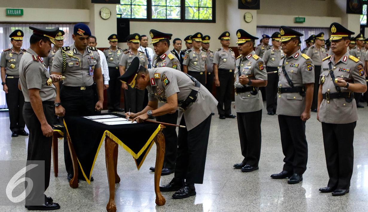 Kapolda Metro Jaya, Irjen Moechgiyarto disaksikan Kapolri Jend. (Pol.) Badrodin Haiti saat penandatanganan surat perintah tugas pada sertijab Kapolda di Rupatama, Mabes Polri, Jakarta, (21/3). (Liputan6.com/Fery Pradolo)