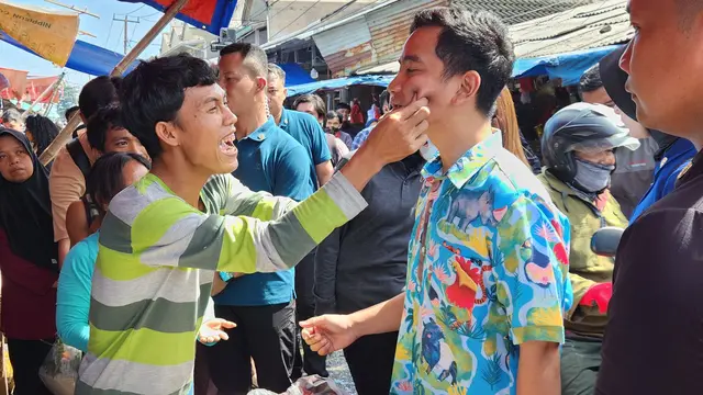 Calon presiden nomor urut 2 Gibran Rakabuming Raka blusukan di Pasar Kemiri, Depok, Jumat, (2/2/2024).