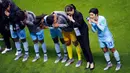 Para pemain Thailand menyapa suporter usai pertandingan melawan Amerika Serikat pada grup F Piala Dunia Wanita Prancis 2019 di Stadion Auguste-Delaune di Reims, Prancis (11/6/2019). Amerika Serikat berhasil menang telak atas Thailand dengan skor 13-0. (AP Photo/Francois Mori)
