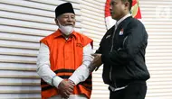 Gubernur Maluku Utara Abdul Gani Kasuba berjalan keluar ruang konferensi pers di Gedung Merah Putih KPK, Rabu (20/12/2023). (Liputan6.com/Herman Zakharia)