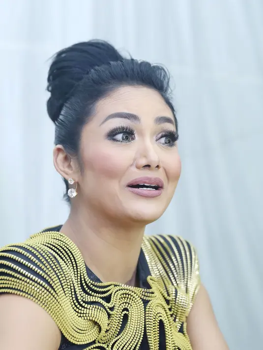 Pemeran sinetron Doa dan Anugerah itu menyambut antusias dengan konsep LED kinettic yang ditawarkan. Dengan iringan orcestra Erwin Gutawa, ia juga akan duet bersama The Dance Icon Indonesia. (Galih W. Satria/Bintang.com)