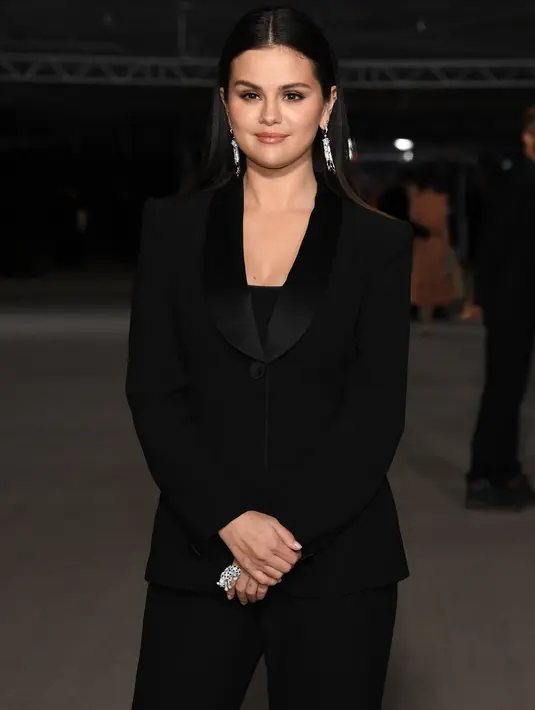 Selena Gomez saat tiba di acara tahunan kedua Academy Museum di Academy Museum of Motion Pictures di Los Angeles, Amerika, Sabtu (15/10/2022). Lama tak terlihat, Selena Gomez tampil anggun dan menawan dengan balutan busana serba hitam. (Jon Kopaloff/Getty Images via AFP)