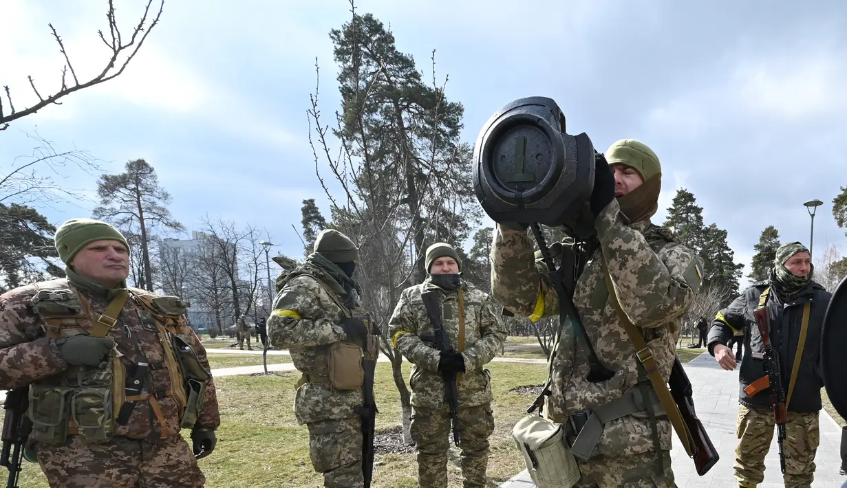 Anggota Pasukan Pertahanan Teritorial Ukraina memeriksa senjata anti-tank NLAW di tengah invasi Rusia yang sedang berlangsung ke Ukraina di Kiev (9/3/2022). (AFP/Genya Savilov)