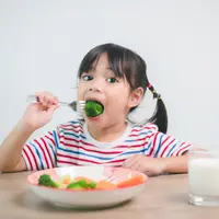 Nutrisi seimbang saat buka dan sahur. (c) Shutterstock/FAMILY STOCK